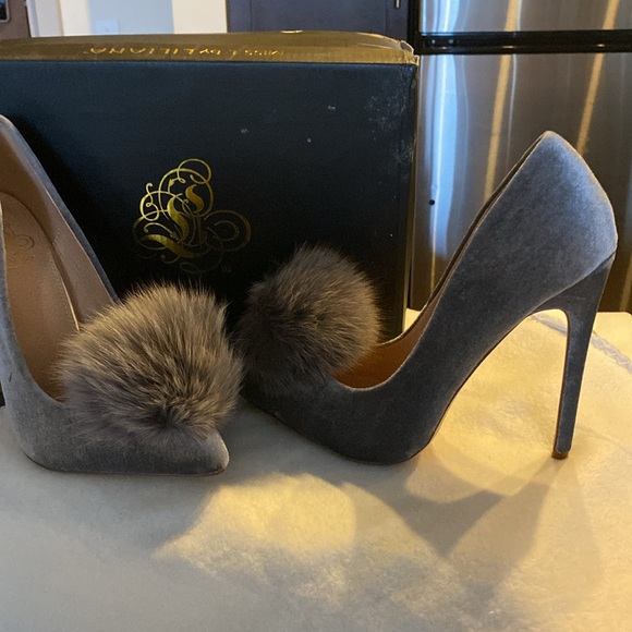 Women Velvet Gray Pump with pom-pom - Picture 4 of 4